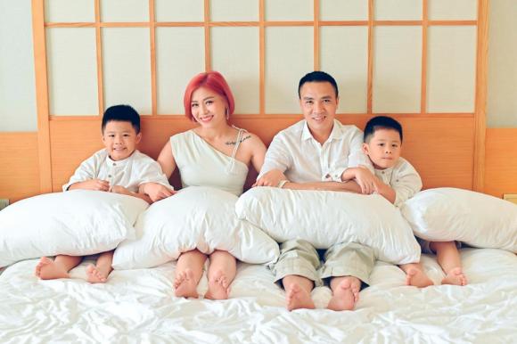 MC Hoàng Linh đăng ảnh gia đình hạnh phúc, dân mạng xuýt xoa trước diễn xuất của cặp song sinh-1