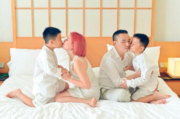 MC Hoàng Linh đăng ảnh gia đình hạnh phúc, dân mạng xuýt xoa trước diễn xuất của cặp song sinh-4