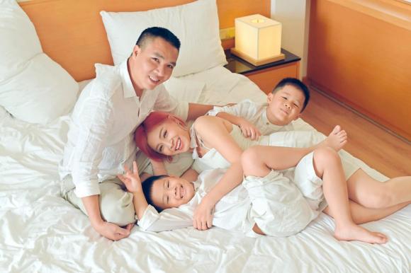 MC Hoàng Linh đăng ảnh gia đình hạnh phúc, dân mạng xuýt xoa trước diễn xuất của cặp song sinh-5