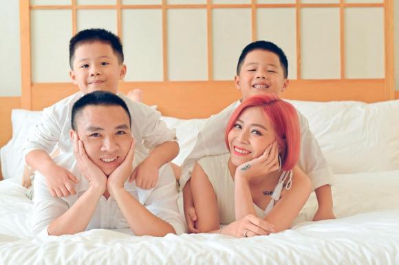 MC Hoàng Linh đăng ảnh gia đình hạnh phúc, dân mạng xuýt xoa trước diễn xuất của cặp song sinh-13