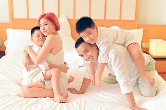 MC Hoàng Linh đăng ảnh gia đình hạnh phúc, dân mạng xuýt xoa trước diễn xuất của cặp song sinh-7