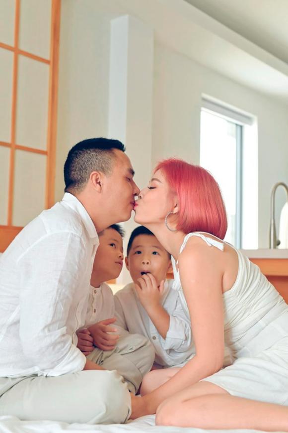 MC Hoàng Linh đăng ảnh gia đình hạnh phúc, dân mạng xuýt xoa trước diễn xuất của cặp song sinh-8