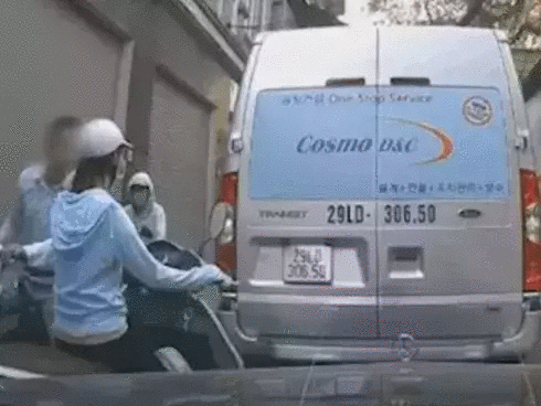 Công an vào cuộc vụ người đàn ông đi SH nhổ nước bọt vào mặt cô gái khi chưa kịp nhường đường