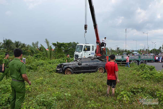 Vụ 3 thi thể trong xe Mercedes nằm dưới kênh: Người mẹ từng đăng tin tìm kiếm 2 con trai và con dâu đang mang bầu 7,5 tháng-2