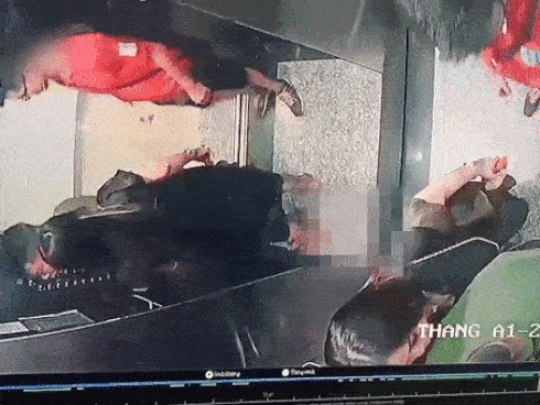Người đàn ông ngang nhiên “xả lũ” trong thang máy, cô gái bên cạnh lại có phản ứng khiến tất thảy kinh ngạc