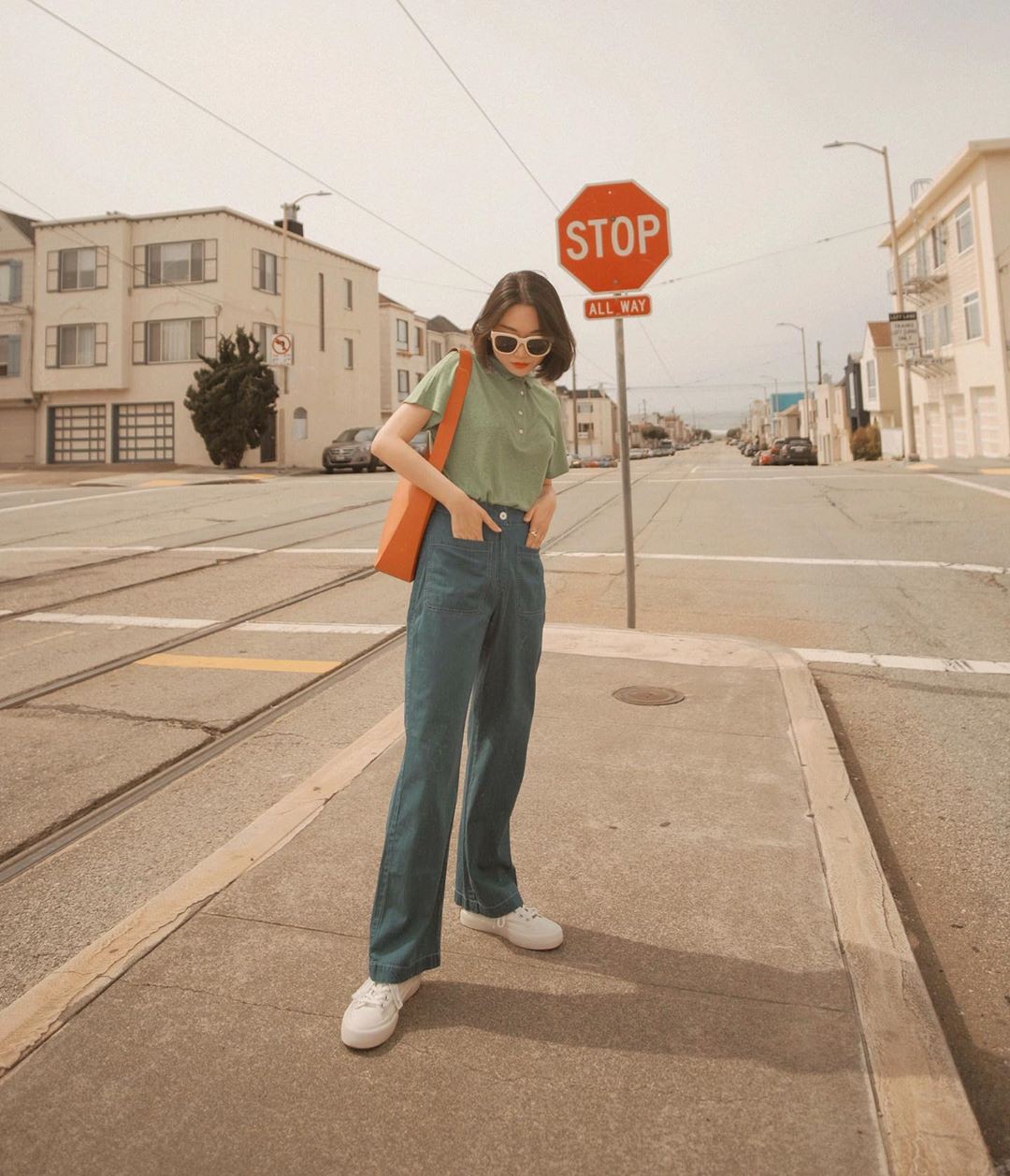 Cứ cho là giày sneakers mix kiểu gì cũng ổn đi, nhưng bạn sao có thể làm ngơ trước 4 cách diện đẹp mê này-1