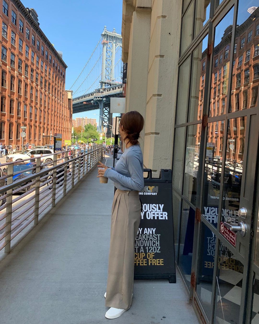 Cứ cho là giày sneakers mix kiểu gì cũng ổn đi, nhưng bạn sao có thể làm ngơ trước 4 cách diện đẹp mê này-3