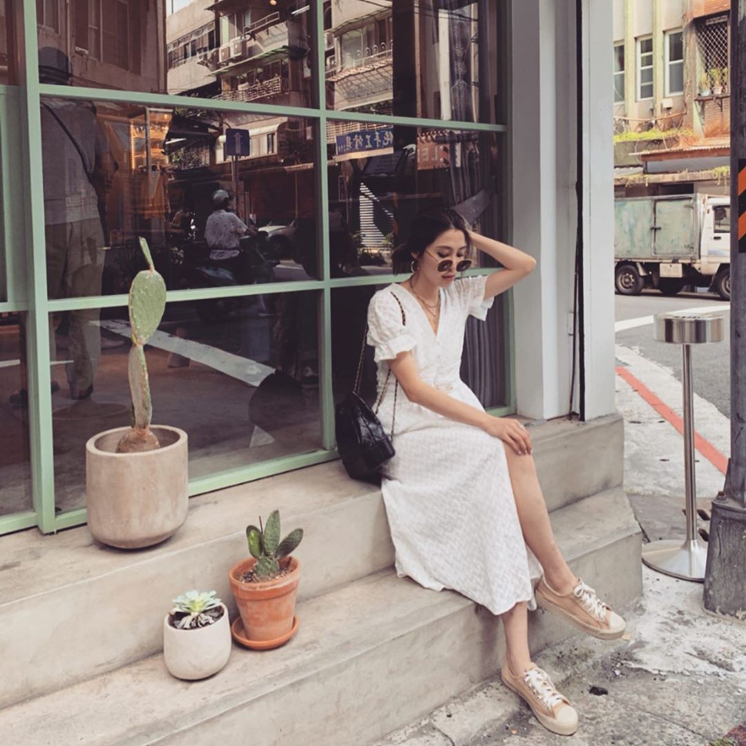 Cứ cho là giày sneakers mix kiểu gì cũng ổn đi, nhưng bạn sao có thể làm ngơ trước 4 cách diện đẹp mê này-7