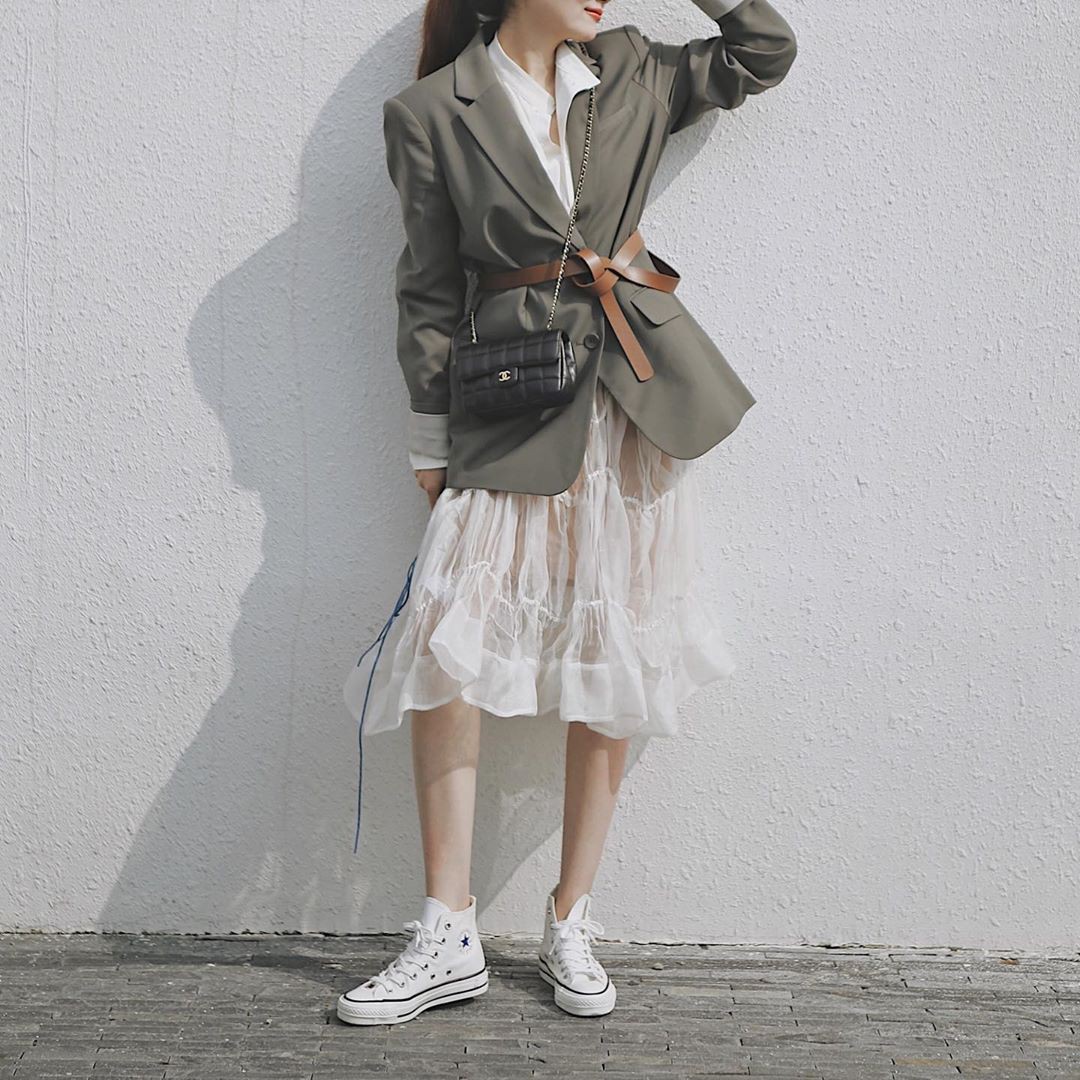 Cứ cho là giày sneakers mix kiểu gì cũng ổn đi, nhưng bạn sao có thể làm ngơ trước 4 cách diện đẹp mê này-10