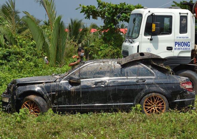 Hé lộ nguyên nhân, danh tính 3 người chết trong xe Mercedes dưới kênh nước ở Tiền Giang-2