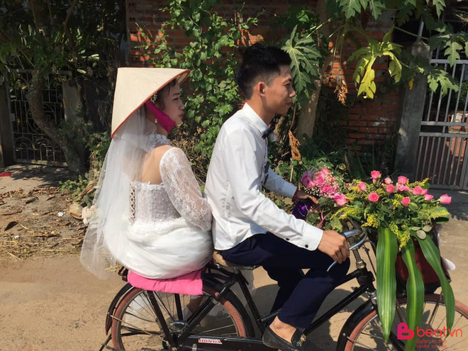 Chú rể dẫn hàng chục trai làng đạp xe đến rước vợ, phản ứng của cô dâu khiến tất cả thích thú-4
