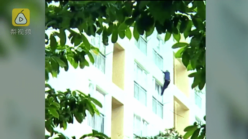 Cụ ông 60 tuổi tay không leo 9 tầng lầu bất chấp sự ngăn cản, nguyên nhân đằng sau khiến nhiều người cảm động nhưng chỉ trích không ít-1