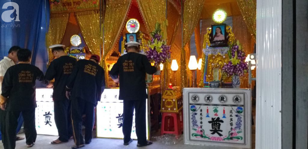 Quặn lòng đám tang 3 người chết trong xe Mercedes dưới kênh nước, người mẹ khóc ngất bên linh cữu các con-1