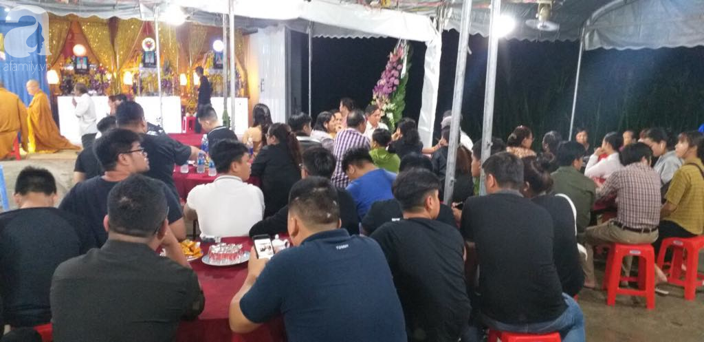 Quặn lòng đám tang 3 người chết trong xe Mercedes dưới kênh nước, người mẹ khóc ngất bên linh cữu các con-2