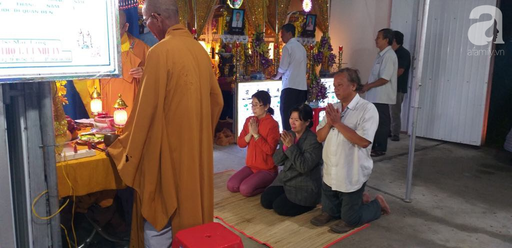 Quặn lòng đám tang 3 người chết trong xe Mercedes dưới kênh nước, người mẹ khóc ngất bên linh cữu các con-3