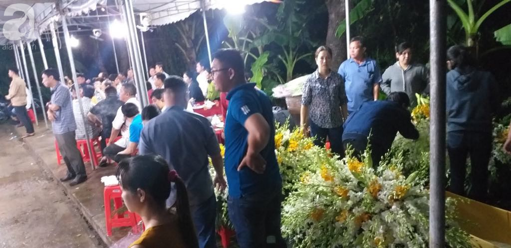 Quặn lòng đám tang 3 người chết trong xe Mercedes dưới kênh nước, người mẹ khóc ngất bên linh cữu các con-4