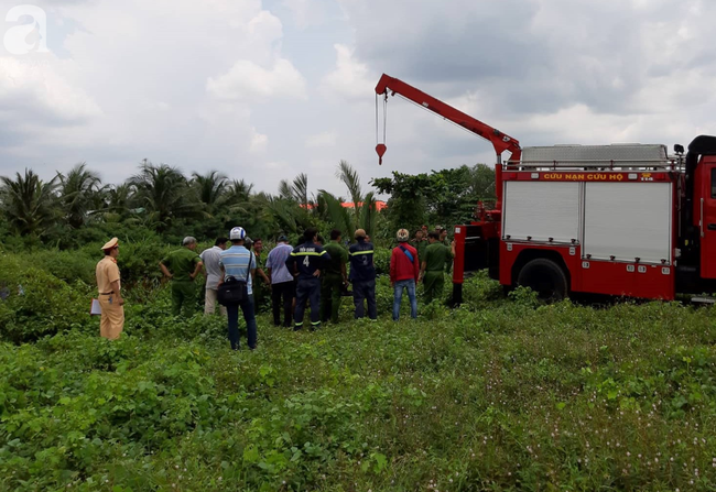 Quặn lòng đám tang 3 người chết trong xe Mercedes dưới kênh nước, người mẹ khóc ngất bên linh cữu các con-8