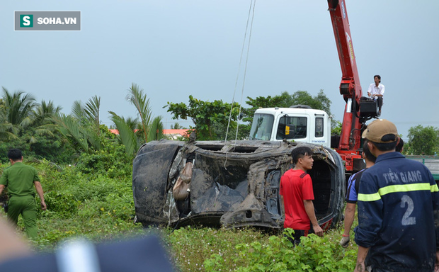 Lời kể người dân gần hiện trường vụ xe Mercedes rơi xuống kênh khiến 3 người tử vong-1