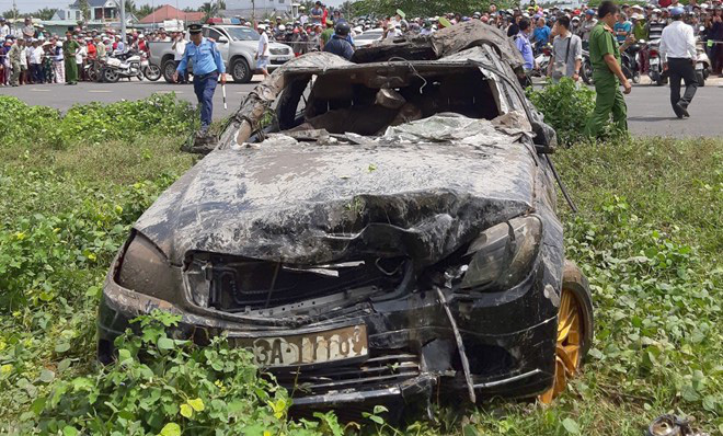 Lời kể người dân gần hiện trường vụ xe Mercedes rơi xuống kênh khiến 3 người tử vong-2