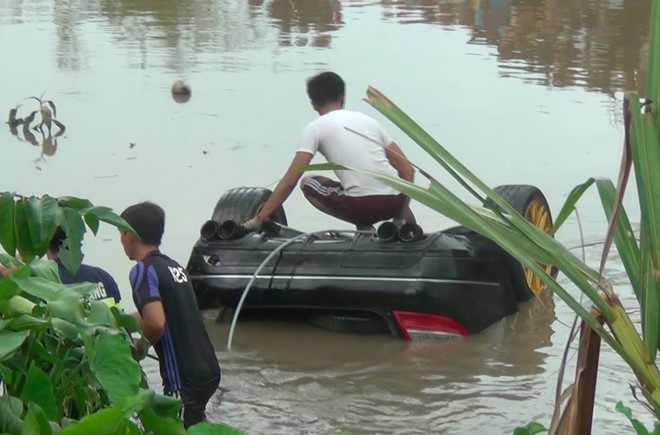 Lời kể người dân gần hiện trường vụ xe Mercedes rơi xuống kênh khiến 3 người tử vong-3