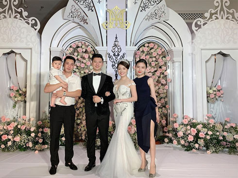 Nữ giảng viên hotgirl được chồng tổ chức Valentine lãng mạn, dân tình soi điểm lạ trên giường-9