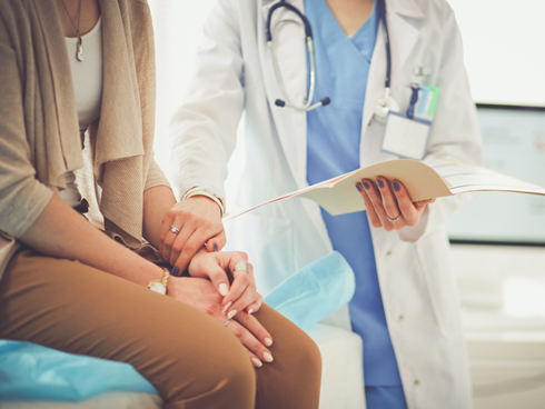 Mãn kinh 20 năm bỗng có kinh nguyệt trở lại, đi khám phụ khoa bác sĩ tiết lộ bất ngờ và điều bất cứ chị em nào cũng nên chú ý