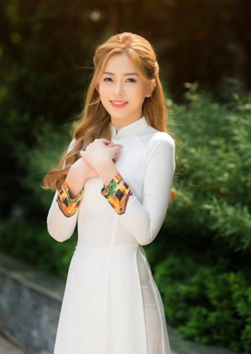 Á hậu Phương Nga đẹp lụi tim khi diện áo dài trắng chụp ảnh kỷ yếu-1