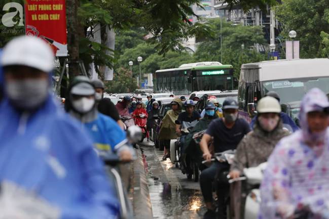Hà Nội đón mưa lớn sau chuỗi ngày nắng hanh, người dân vui mừng vì ô nhiễm không khí được giảm đáng kể-10