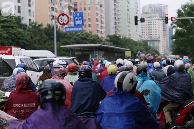 Hà Nội đón mưa lớn sau chuỗi ngày nắng hanh, người dân vui mừng vì ô nhiễm không khí được giảm đáng kể-13