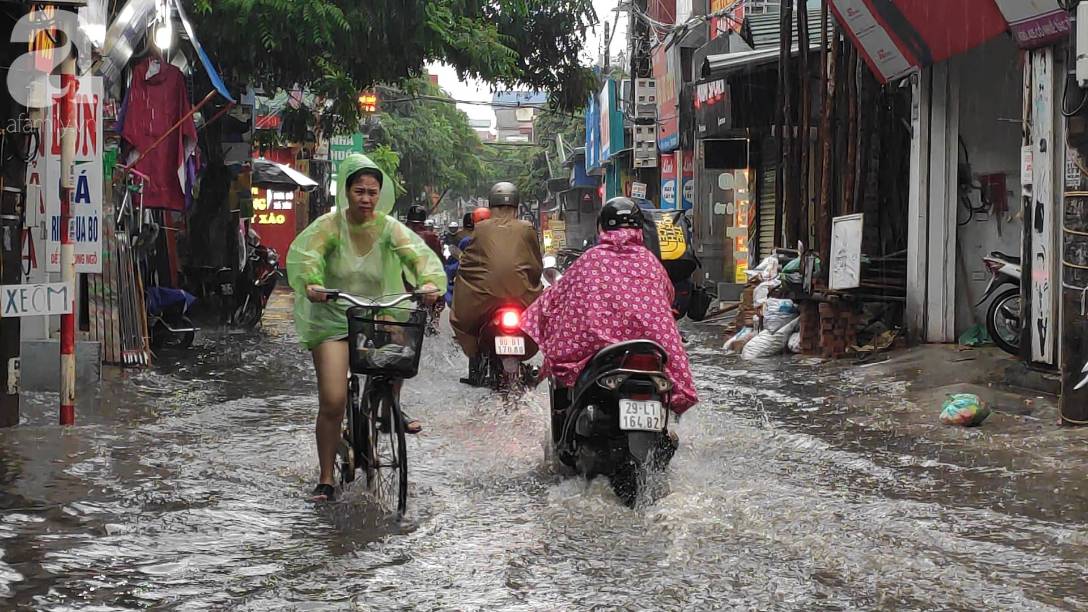 Hà Nội đón mưa lớn sau chuỗi ngày nắng hanh, người dân vui mừng vì ô nhiễm không khí được giảm đáng kể-20
