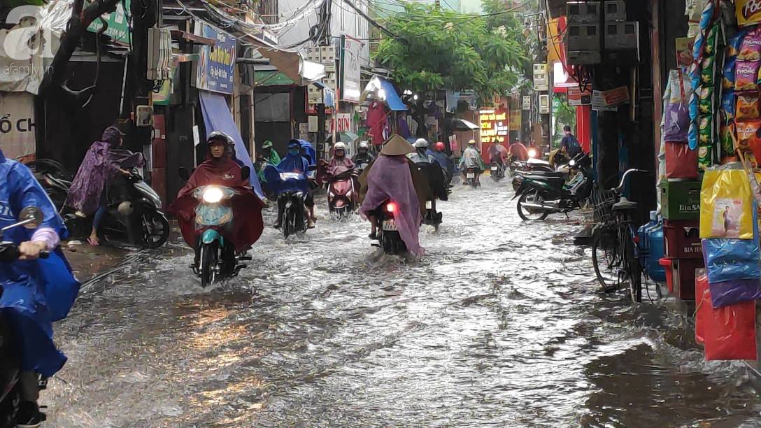 Hà Nội đón mưa lớn sau chuỗi ngày nắng hanh, người dân vui mừng vì ô nhiễm không khí được giảm đáng kể-21