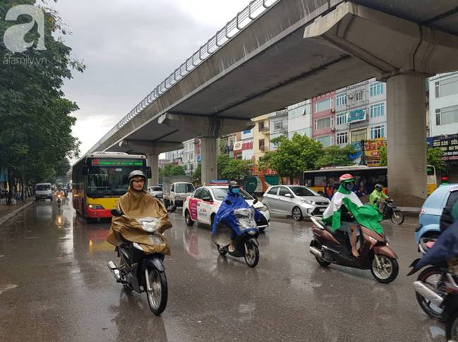 Hà Nội đón mưa lớn sau chuỗi ngày nắng hanh, người dân vui mừng vì ô nhiễm không khí được giảm đáng kể-25