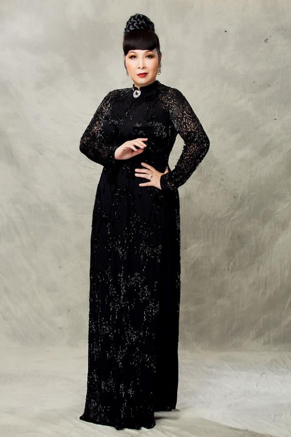 Nghệ sĩ Hồng Vân tóc búi cao trẻ trung làm người mẫu áo dài-1