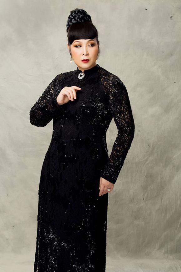 Nghệ sĩ Hồng Vân tóc búi cao trẻ trung làm người mẫu áo dài-2