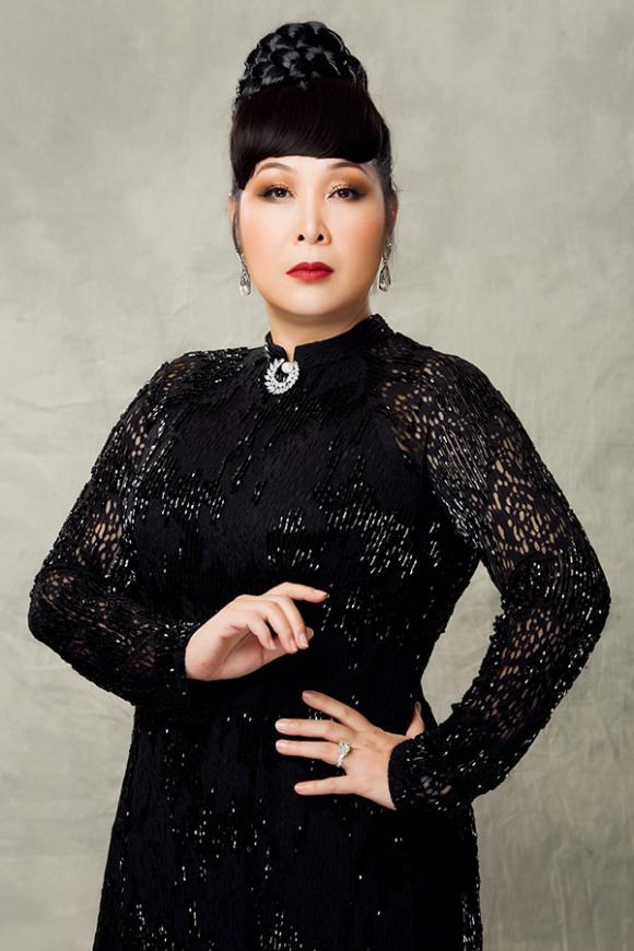 Nghệ sĩ Hồng Vân tóc búi cao trẻ trung làm người mẫu áo dài-3