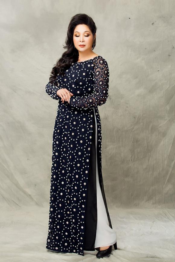 Nghệ sĩ Hồng Vân tóc búi cao trẻ trung làm người mẫu áo dài-12