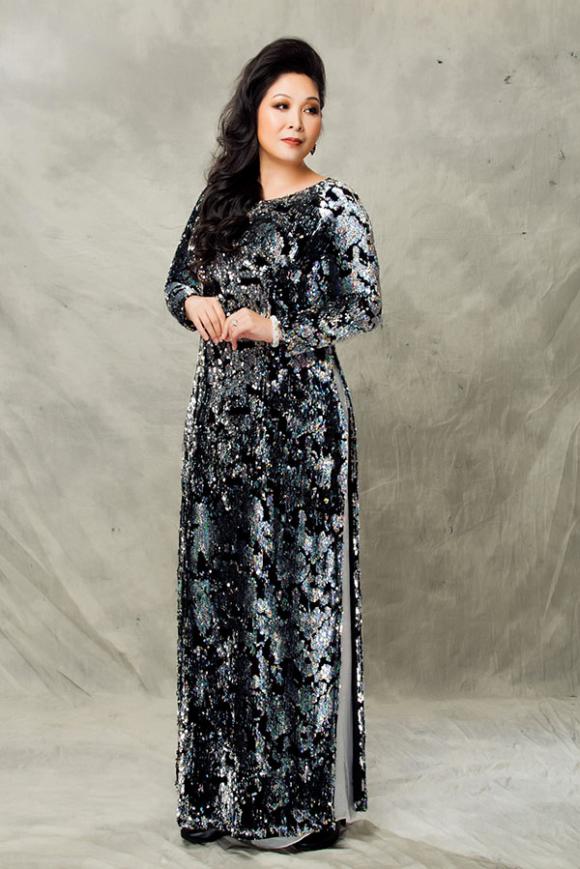 Nghệ sĩ Hồng Vân tóc búi cao trẻ trung làm người mẫu áo dài-13