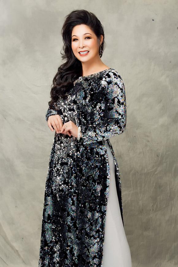 Nghệ sĩ Hồng Vân tóc búi cao trẻ trung làm người mẫu áo dài-14