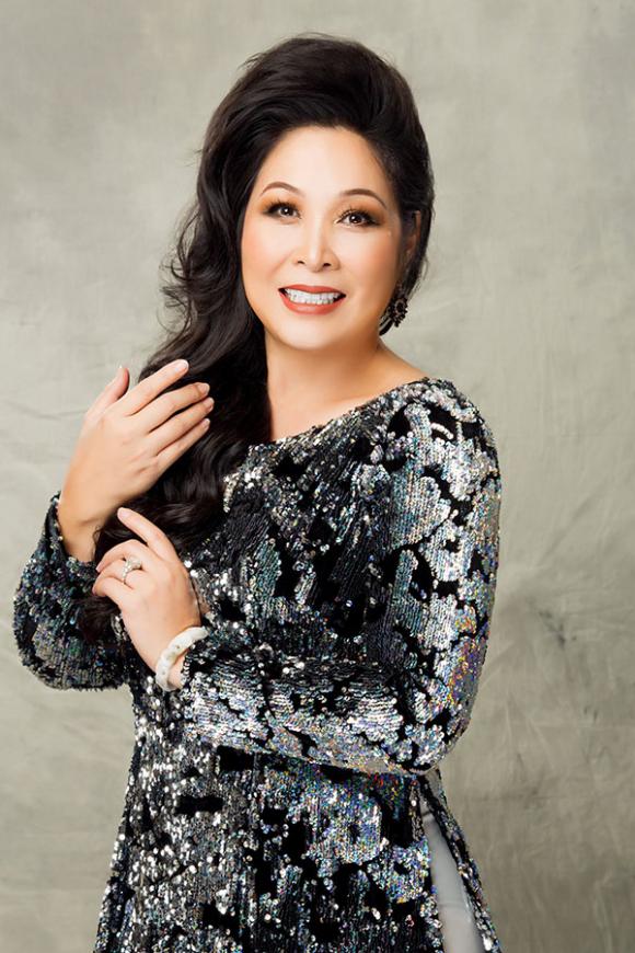 Nghệ sĩ Hồng Vân tóc búi cao trẻ trung làm người mẫu áo dài-15