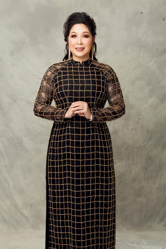 Nghệ sĩ Hồng Vân tóc búi cao trẻ trung làm người mẫu áo dài-5