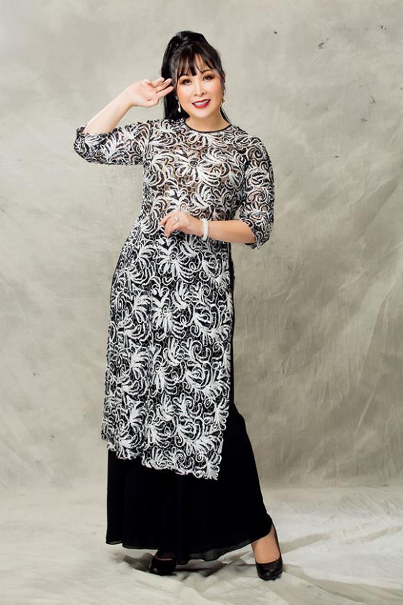 Nghệ sĩ Hồng Vân tóc búi cao trẻ trung làm người mẫu áo dài-9