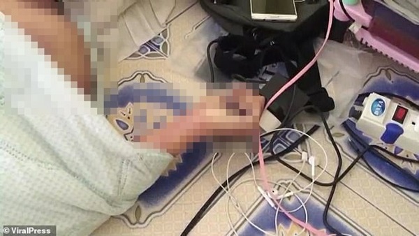 Ngủ thiếp trong khi chơi game trên điện thoại, nam thanh niên bị điện giật tử vong-3