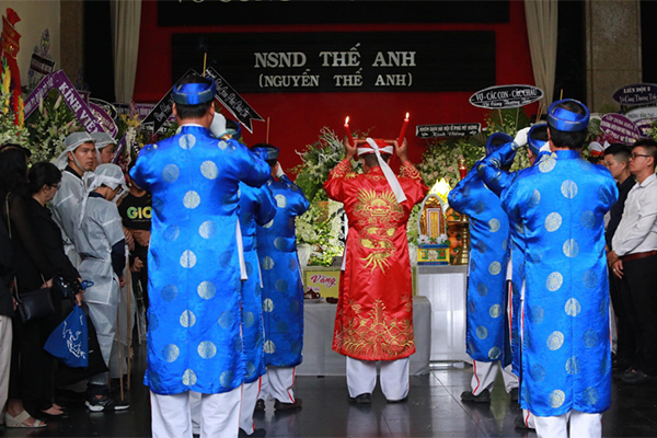 Vợ cố NSND Thế Anh đứng không vững, được dìu đi lúc di quan chồng-1