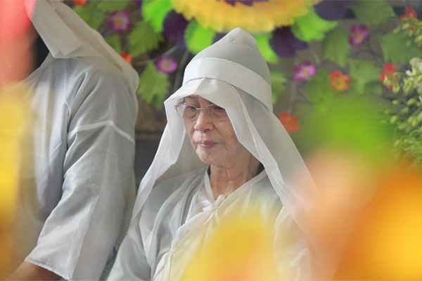 Vợ cố NSND Thế Anh đứng không vững, được dìu đi lúc di quan chồng-2