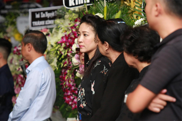 Vợ cố NSND Thế Anh đứng không vững, được dìu đi lúc di quan chồng-3