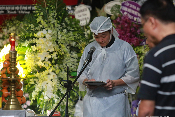 Vợ cố NSND Thế Anh đứng không vững, được dìu đi lúc di quan chồng-4