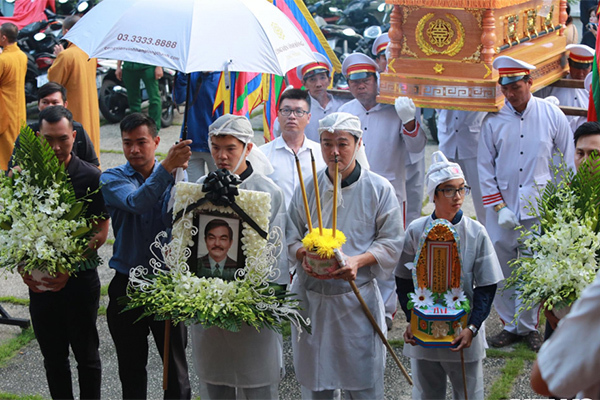 Vợ cố NSND Thế Anh đứng không vững, được dìu đi lúc di quan chồng-5