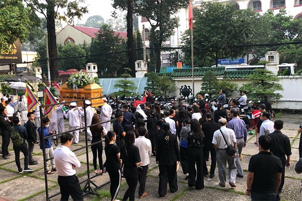 Vợ cố NSND Thế Anh đứng không vững, được dìu đi lúc di quan chồng-6