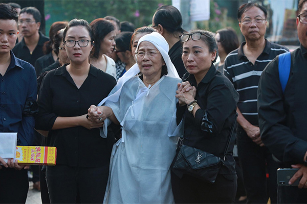 Vợ cố NSND Thế Anh đứng không vững, được dìu đi lúc di quan chồng-7