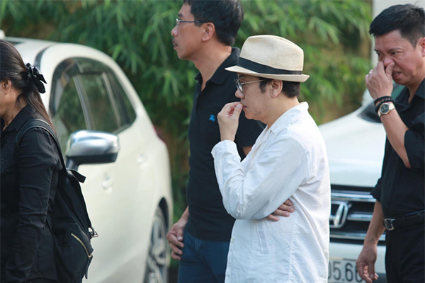 Vợ cố NSND Thế Anh đứng không vững, được dìu đi lúc di quan chồng-8